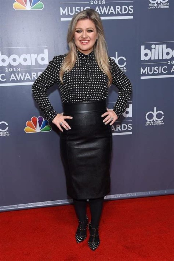 Kelly Clarkson Height, Weight and Body Measurements