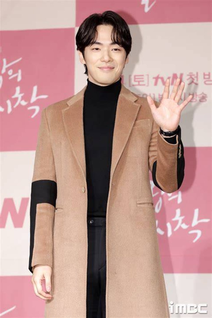 Kim Jung Hyun In Talks To Join Seo Ji Hye’s Agency + Agency Responds To