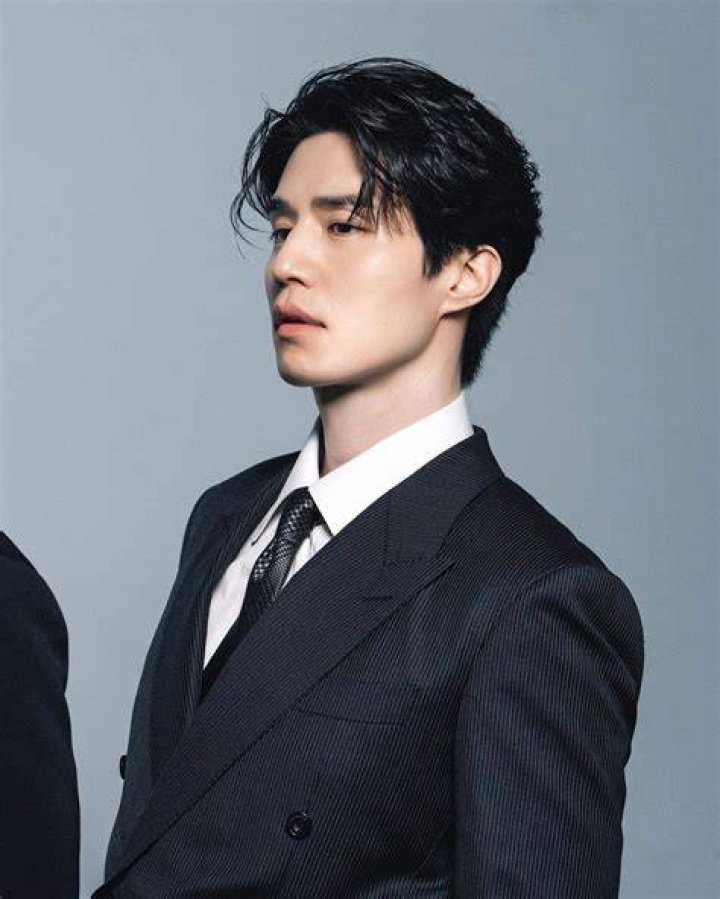 Lee Dongwook About Entertainment.ie