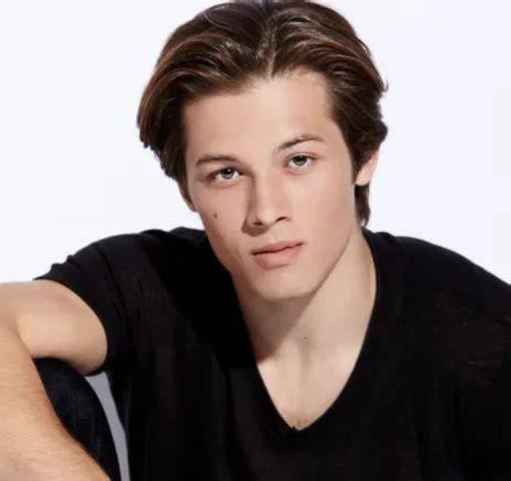 Leo Howard - Bio, Age, Net Worth, Single, Nationality, Body Measurement, Career