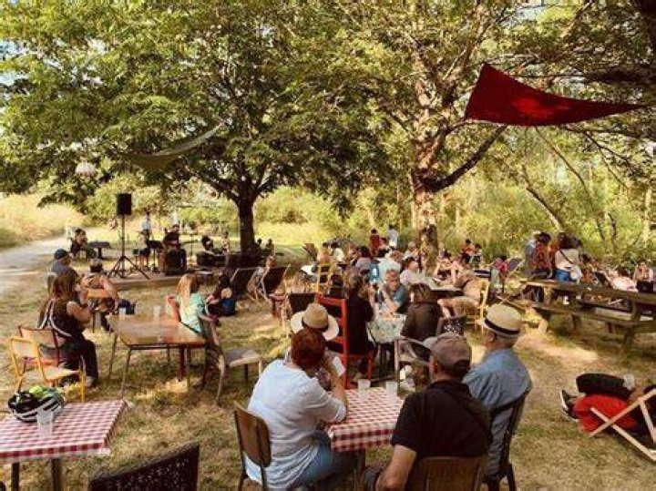 LES GUINGUETTES démarrent autour d'un apéro à 19h30 et se prolonge dans
