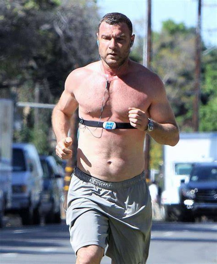 Liev Schreiber Looks So Fit at 55 in New Beach Photos! Photo 4851729