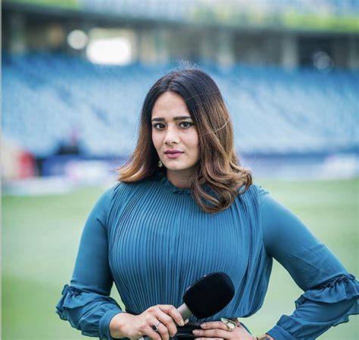 Mayanti Langer replies to a fan who asked her for a date