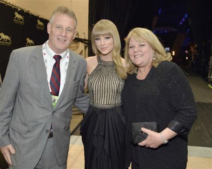 Meet Taylor Swift Parents; Andrea and Scott Kingsley Swift TRAN HUNG