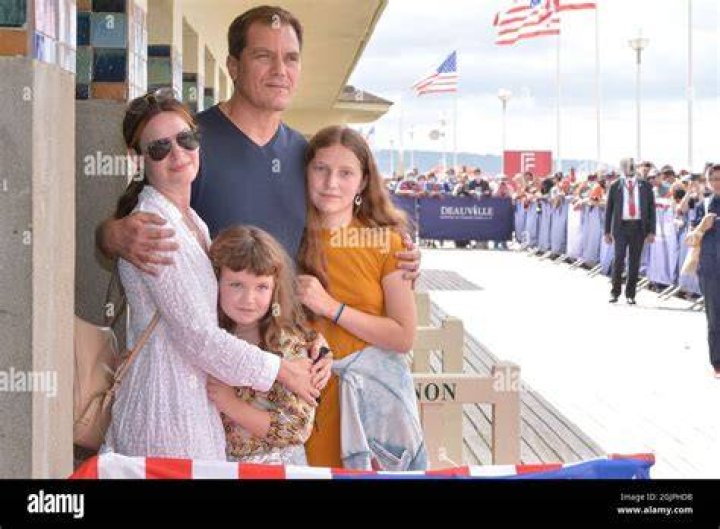 Michael Shannon and Molly Shannon related?