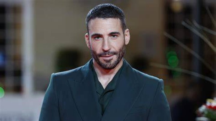 Miguel &Aacute;ngel Silvestre le 'roba' la sudadera a Paula Echevarr&iacute;a en