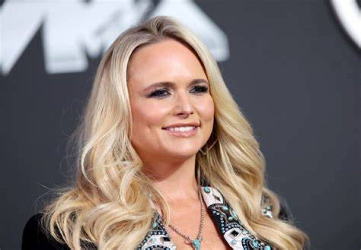miranda lambert bra slipping off