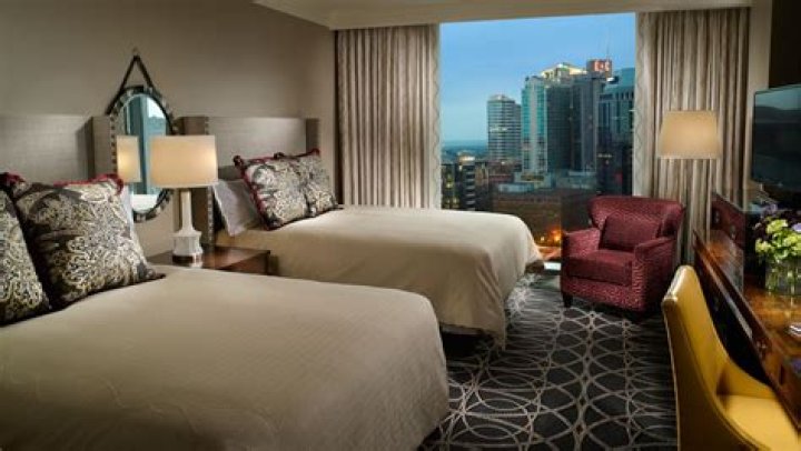 Nashville Hotel Guest Awakes, Finds Night Employee in Uniform Sucking