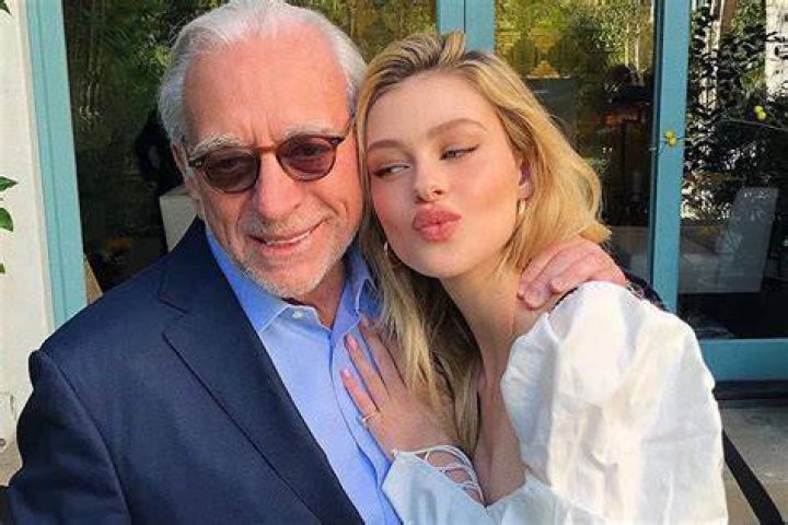 Nicola Peltz candidly discusses billionaire parents' marriage behind
