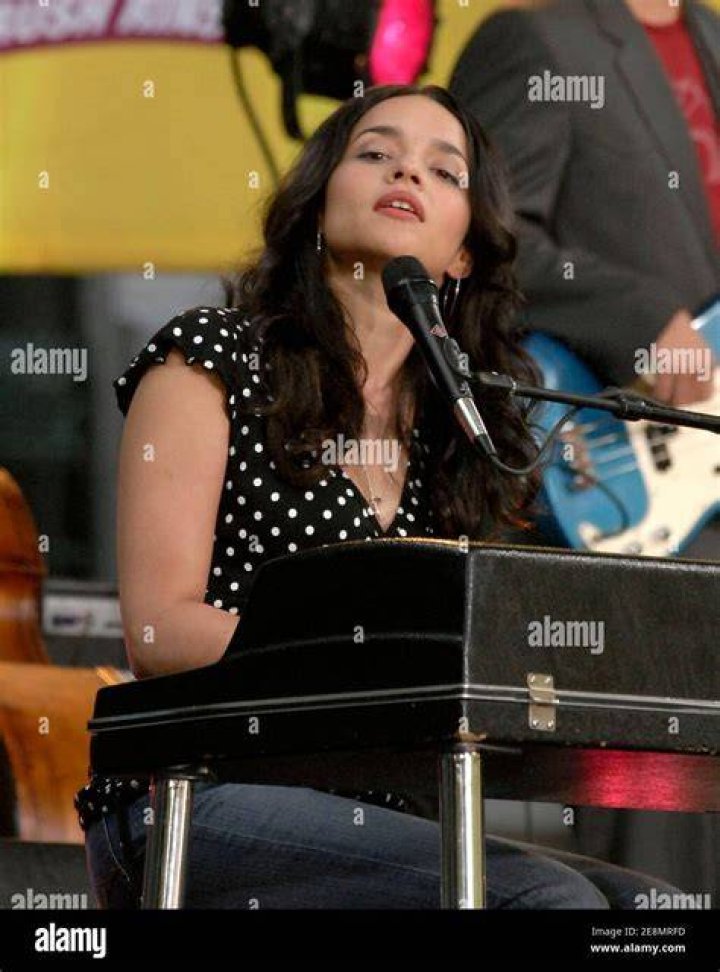 Norah Jones Performs At The Oscars 2013 Fashionista411