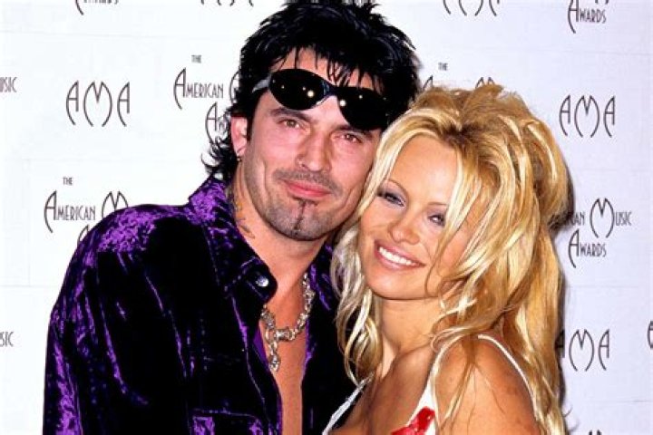 Pamela Anderson texted Tommy Lee that he is her "One True Love" before