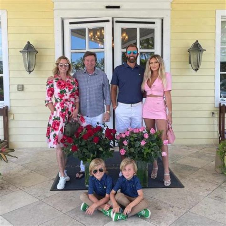 Paulina Gretzky & Her Family Pictures You Need to See