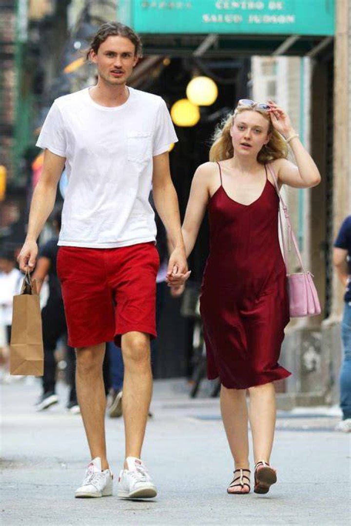 Photo dakota fanning and boyfriend henry frye couple up for lunch date
