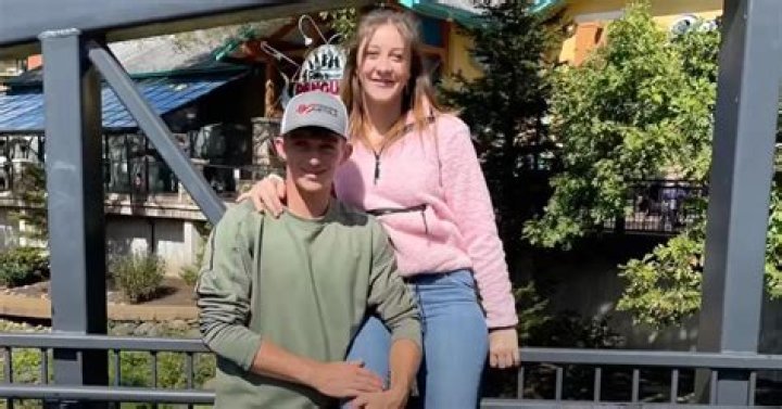 RETURN TO AMISH Rosanna Miller gives birth to 1st child, daughter Clara