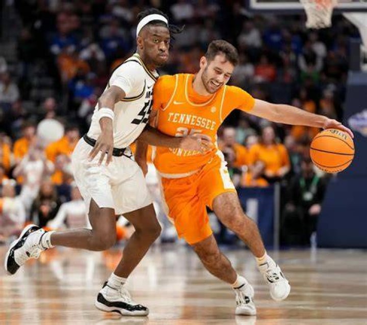 Santiago Vescovi named Jerry West Finalist for Tennessee Volunteers