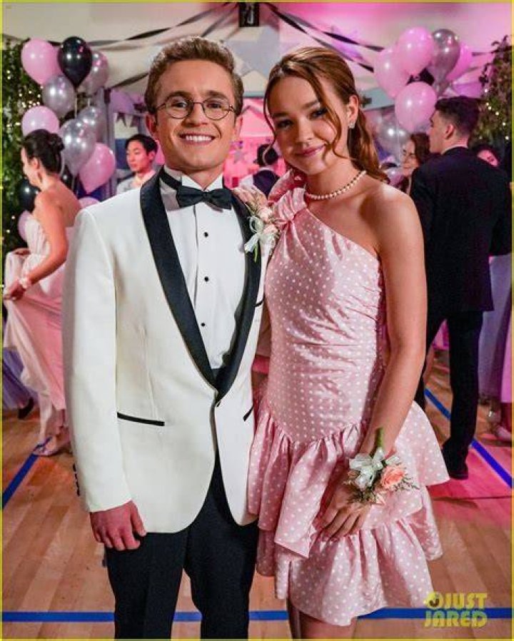 Sean Giambrone & Sadie Stanley Get Ready For Prom On 'The Goldbergs