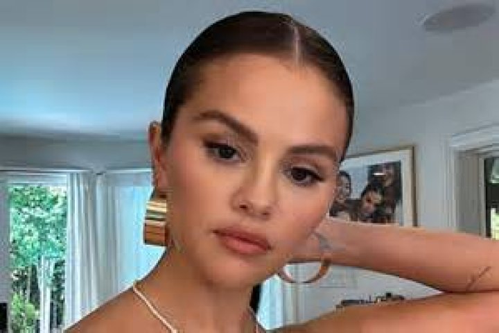 Selena Gomez Admits She Had Surgery After Breaking Her Hand Hollywood