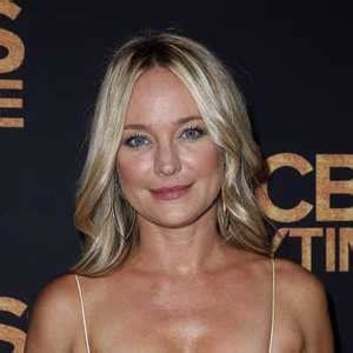 Sharon Case Bra Size, Age, Weight, Height, Measurements Celebrity Sizes