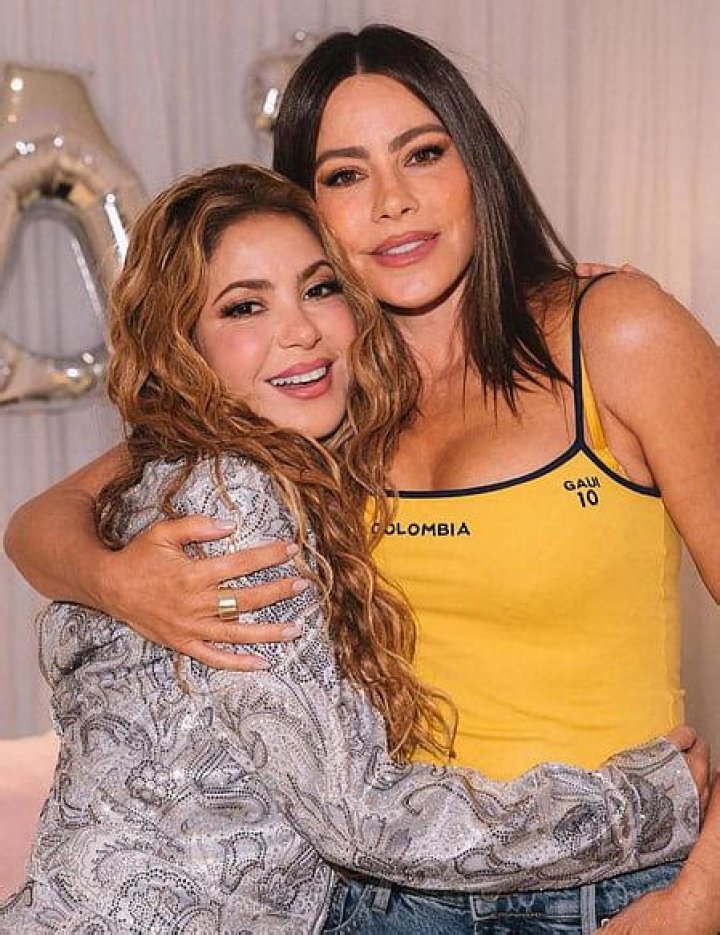 Sofía Vergara dances with her sister and niece in matching brown