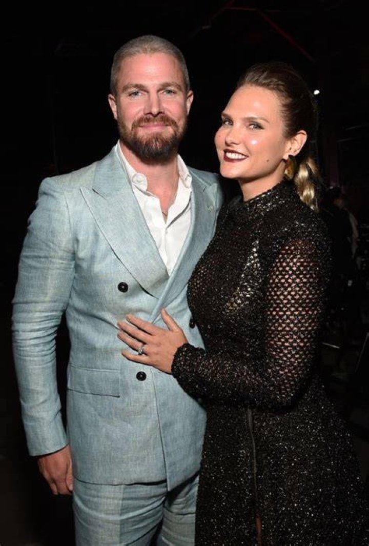 Stephen Amell kisses wife on red carpet after plane incident