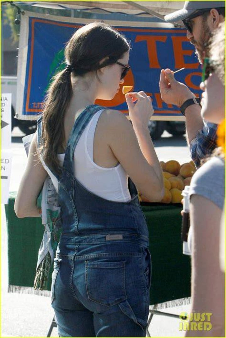 Summer Glau Shows Off Small Baby Bump on Farmer's Market Sunday with