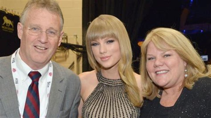 Taylor Swift parents Celebrates 35th Wedding Anniversary as Daughter