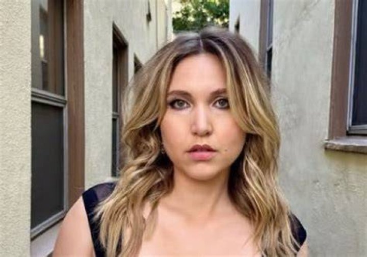 Unraveling The Enigma: Taylor Tomlinson's Height Unveiled