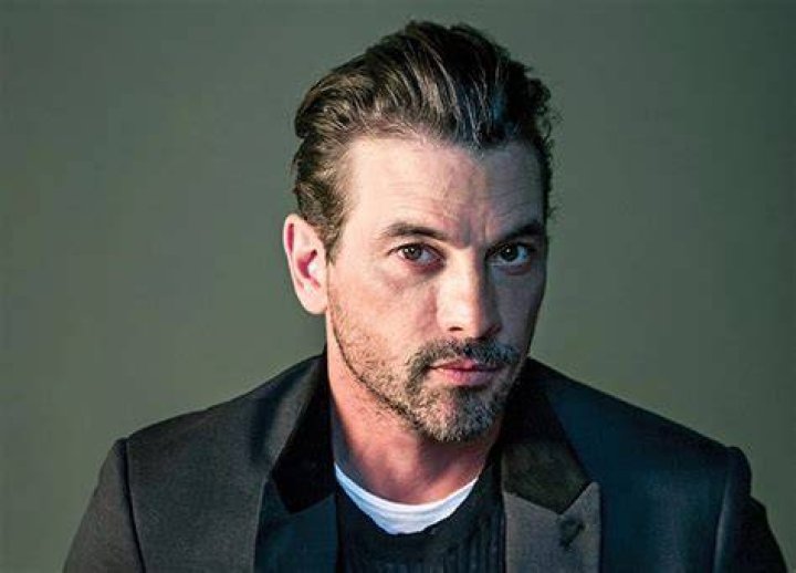 Unveil The Unseen: Skeet Ulrich's Height Revealed
