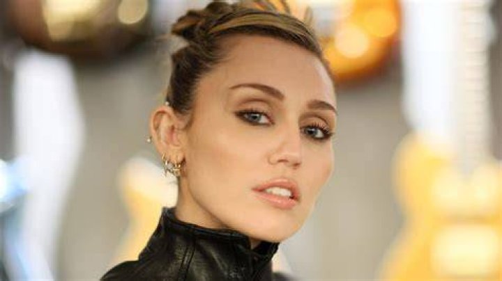 Unveiling The Truth: Miley Cyrus's Height Explored