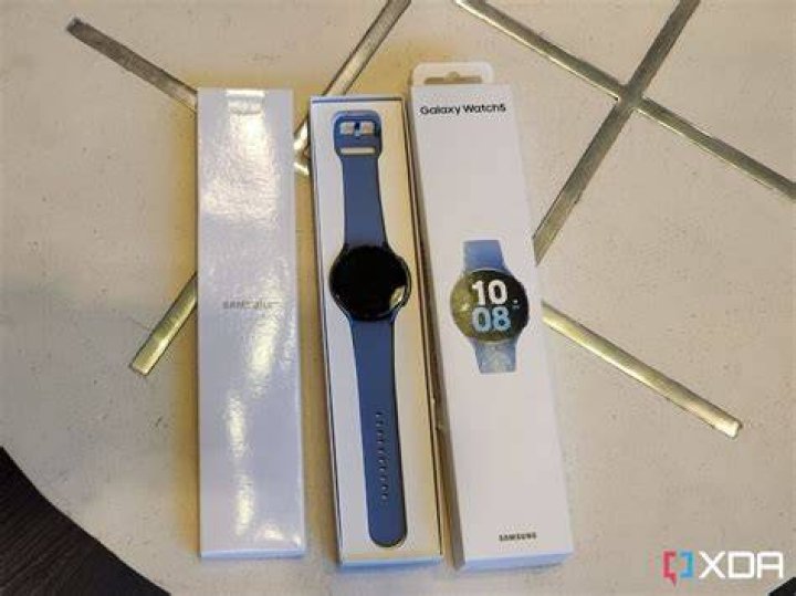 What comes in Samsung box watch?