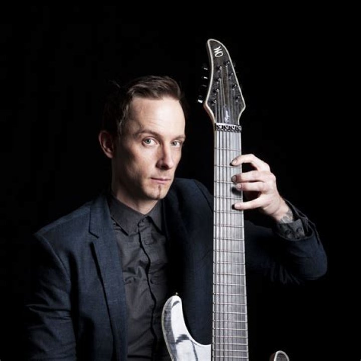 What guitar does Mick Gordon use? What guitar does Mick Gordon play?