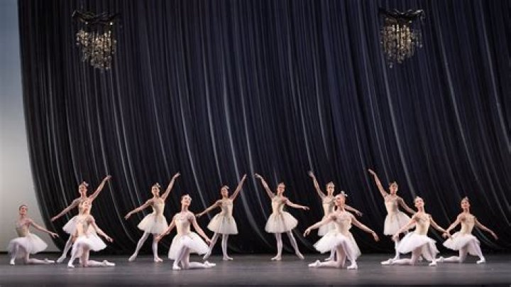 What is the story of Jewels ballet?