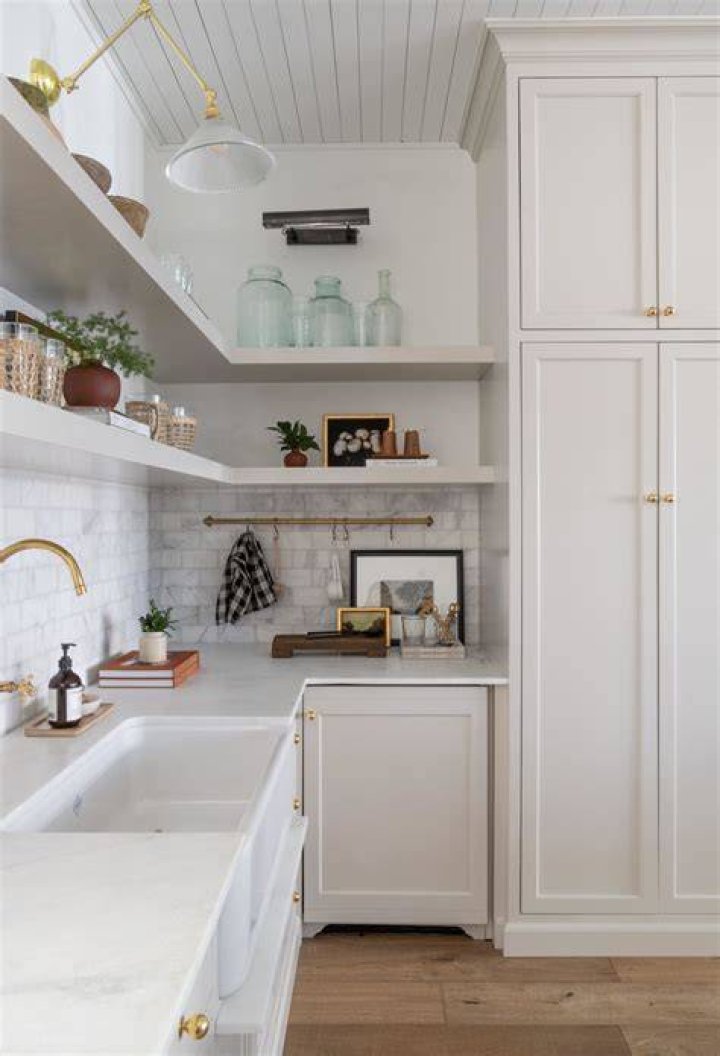 What makes a kitchen a farmhouse kitchen?