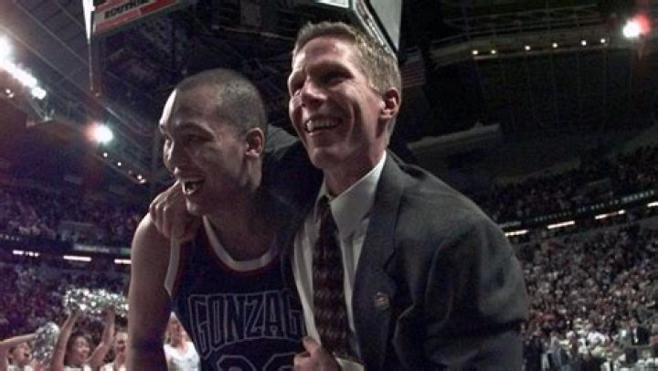 When did Gonzaga start playing basketball?