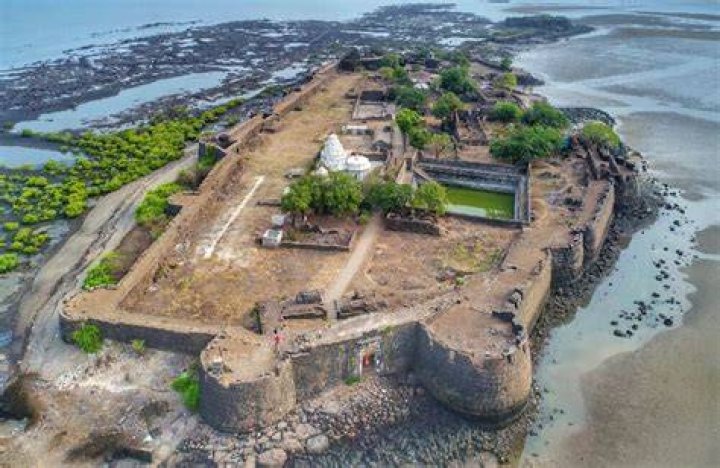 Which fort is near by Mumbai?