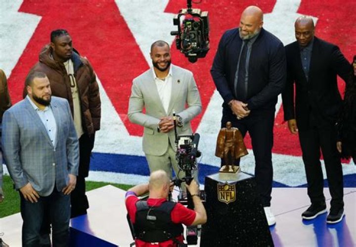 Who are the Walter Payton Man of the Year nominees?