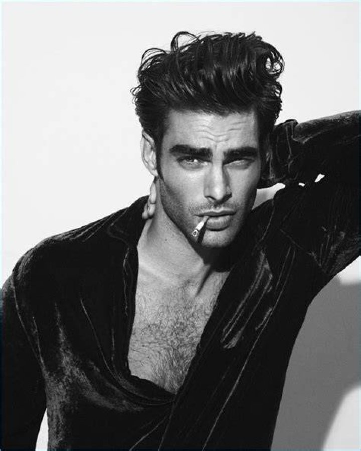 Who is Vocalist Jon Kortajarena? His Wife, Age, Partner & More