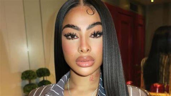 Yailin La más Viral uses micro dental floss while Anuel AA celebrates